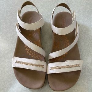 EUC Aetrex Gabby Shite Sandal - size 8.5